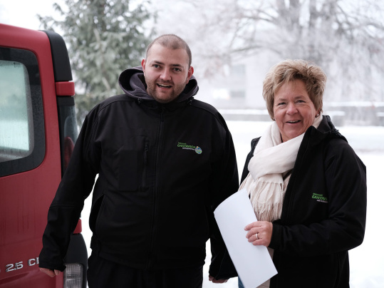 Karin Schmid vom Naturpark Gantrisch stellt für Adrian die Routenplanung zusammen.