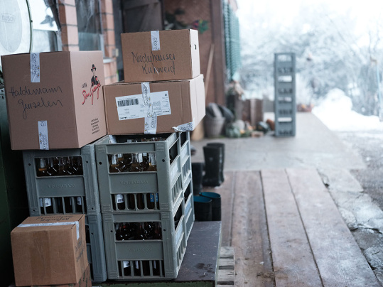 Adrian muss gut überlegen, wie er die verschiedenen Pakete beim Einladen ordnet, damit er später in der richtigen Reihenfolge ausladen kann.